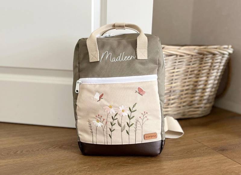 Kinderrucksack Mit Blumenwiese Und Schmetterlingen, Personalisierbar Kinderrucksack Mit Blumenwiese Und Schmetterlingen, Personalisierbar von MariposaDesignShop
