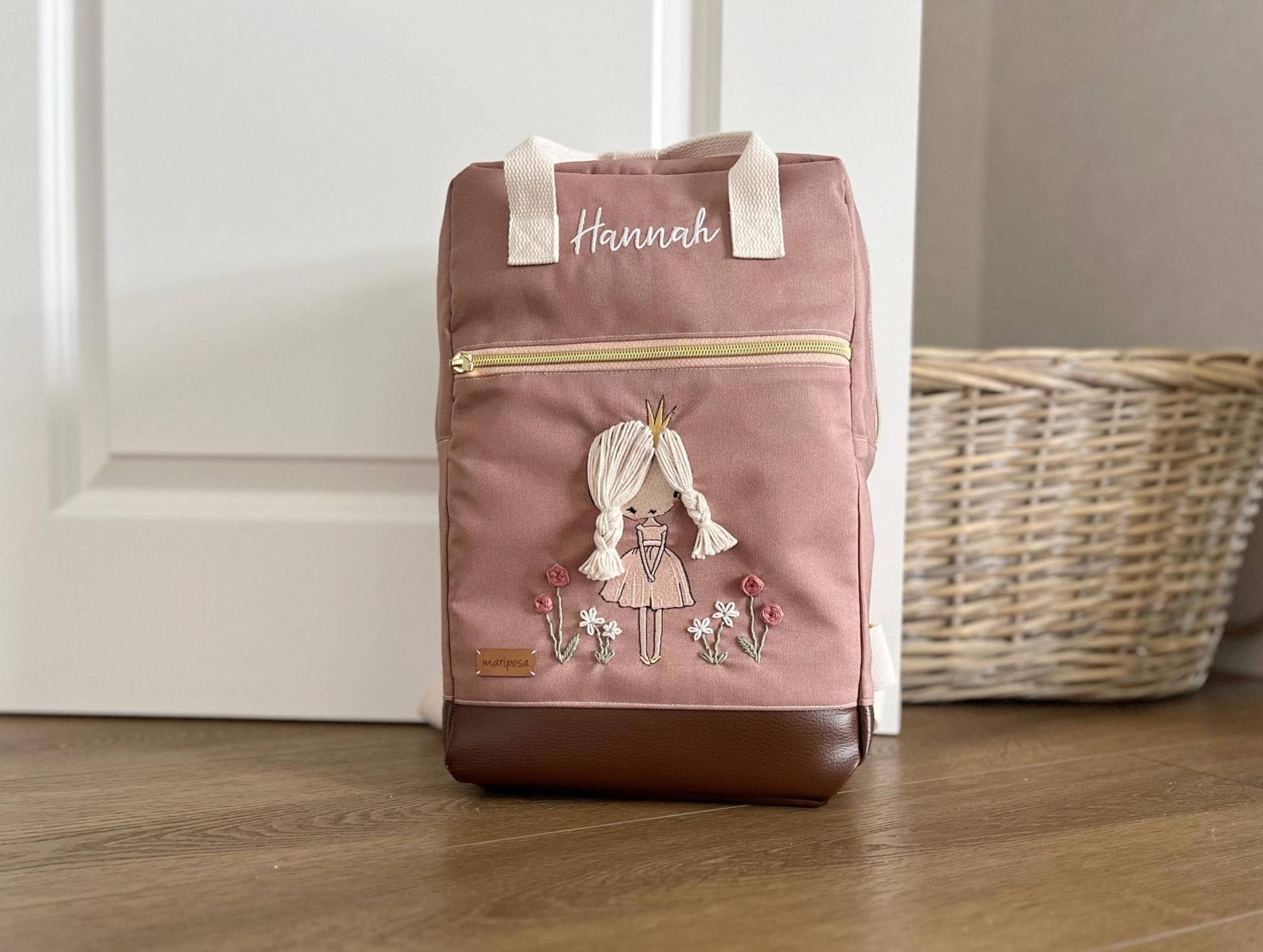 Kinderrucksack Prinzessin Mit Handstick Blumen, Personalisierbar Kinderrucksack Prinzessin Mit Handstick Blumen, Personalisierbar von MariposaDesignShop