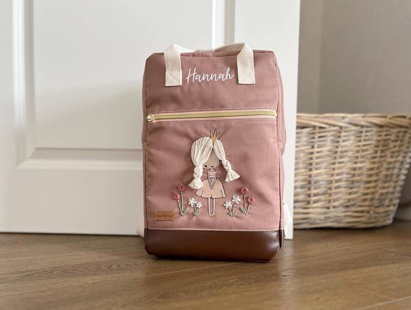 Kinderrucksack Prinzessin Mit Handstick Blumen, Personalisierbar Kinderrucksack Prinzessin Mit Handstick Blumen, Personalisierbar von MariposaDesignShop