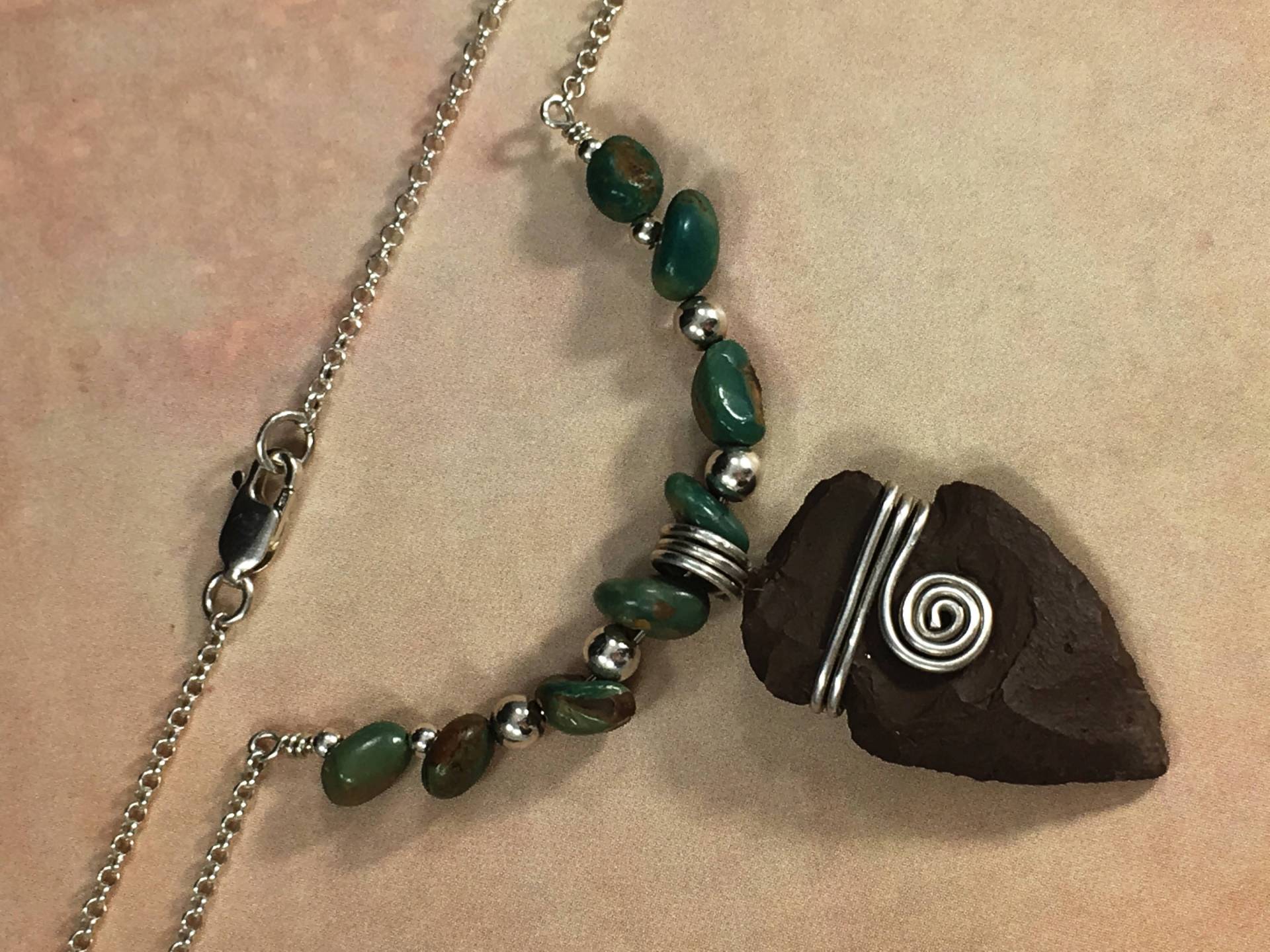 Pfeilspitze Halskette Sterling Silber Türkis 18-Zoll-Spirale Anhänger Rustikal Geschnitzt Stein Einzelstück Handgefertigt von MariposaJewelryWorks