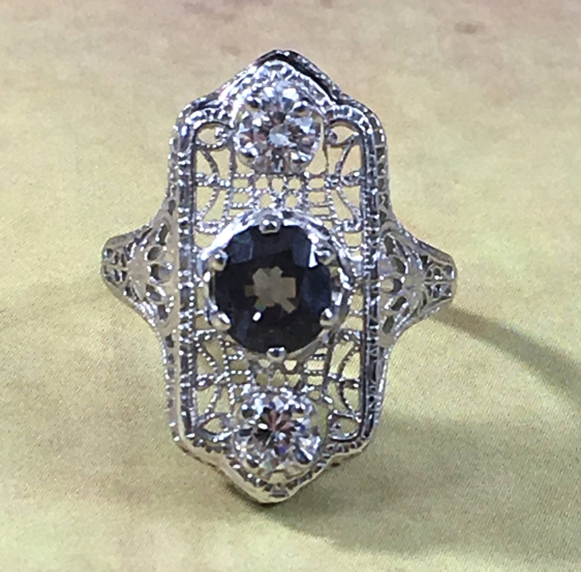 Vintage 14 K Weißgold Art Deco Diamant Und Lila Spinell Filagree Ring, 1920, A&s Signiert Schmuck, Cocktail Ring Größe 7, 5 von MariposaJewelryWorks