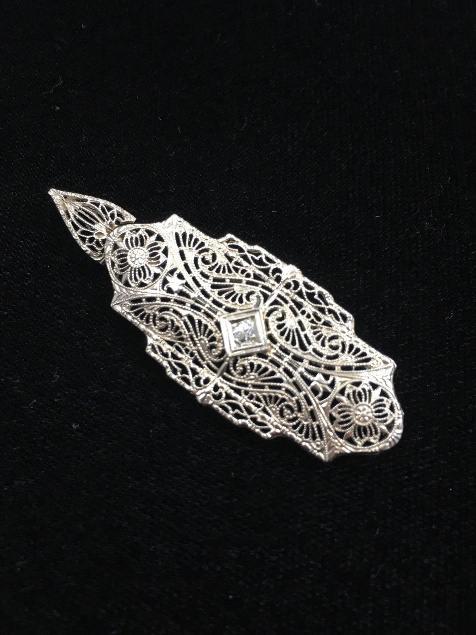 Vintage Art-Deco Stil 14K Gold Whilte Floral Filigranen Diamant Anhänger Brosche Combo, Cabrio Pin Filigrane Halskette von MariposaJewelryWorks