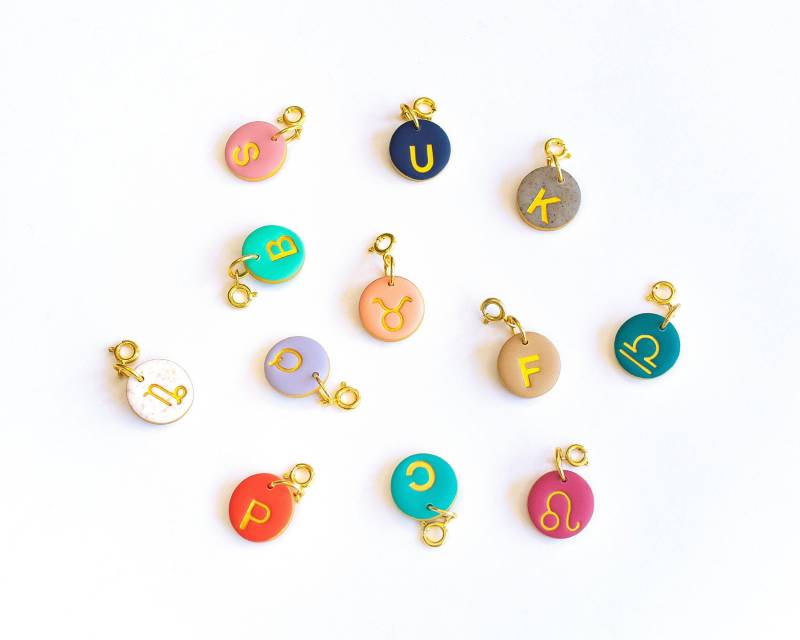 Personalisierter Initialen Anhänger Mit Verschluss Für Halsketten Und Armbänder; Sternzeichen Pfote Charms, Handmade Charme Personalisiert von MariquillaSandia