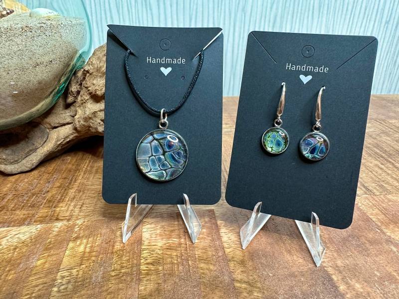 Schönes Schmuck-Set Bestehend Aus Anhänger Und Ohrhängern, Schimmerndes Acryl-Bild Mit Glas-Cabochons, Inkl. Schwarzem Halsband von Maritimago