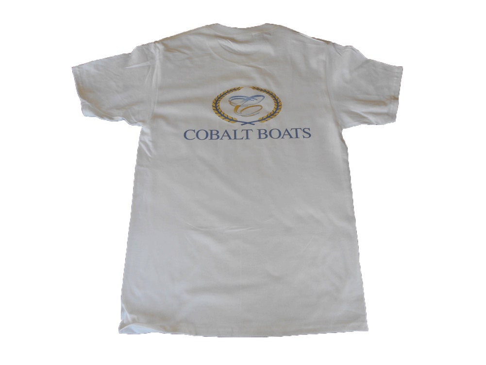 Kobaltblaues Segelboot T-Shirt Kobaltblaues Segelboot T-Shirt von MaritimeTees