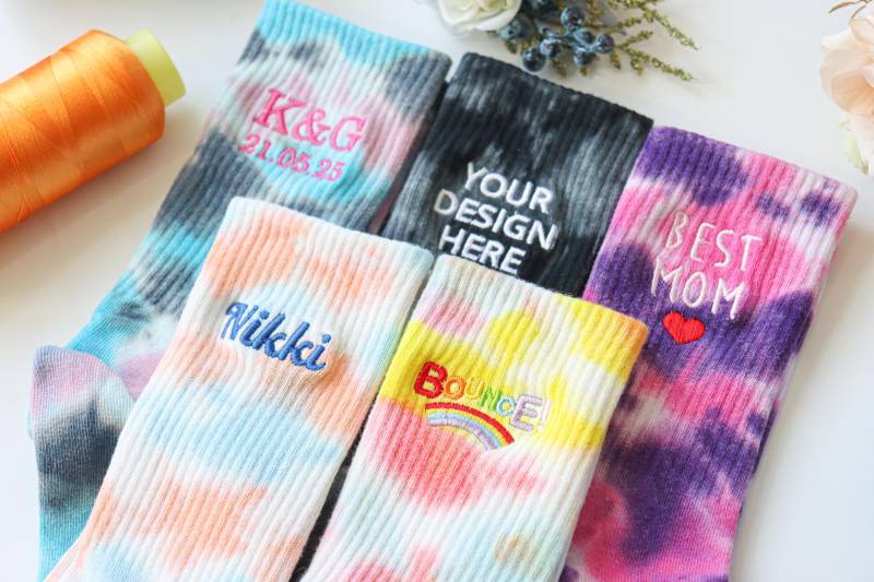 Customized Embroidered Tie Dye Socks, Unisex Cotton Socks With Personalized Text Logos, Singles Party Gifts, Team Holiday Gifts von MarkOences
