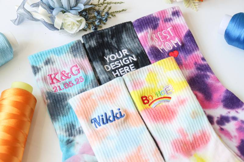 Customized Embroidered Tie Dye Socks, Unisex Cotton Socks With Personalized Text Logos, Singles Party Gifts, Team Holiday Gifts von MarkOences