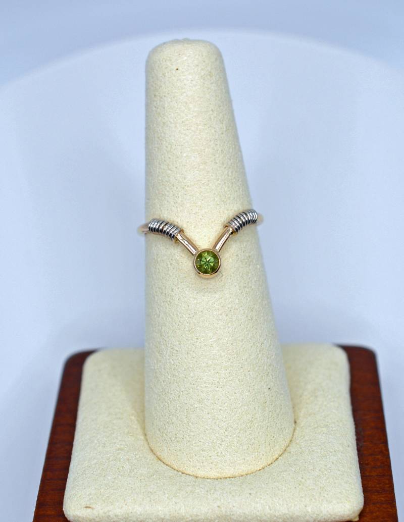 Peridot Ring in 585 Gelbgold | Handarbeit von MarkRogulskiDesigns