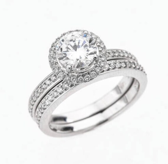 Moissanite Halo Verlobung in 14K Weißgold Braut Set/1.25Ct Runder Moissanit .40Ct Seitliche Diamanten | Lab Diamant Auf Anfrage Erhältlich von MarkWayneInc