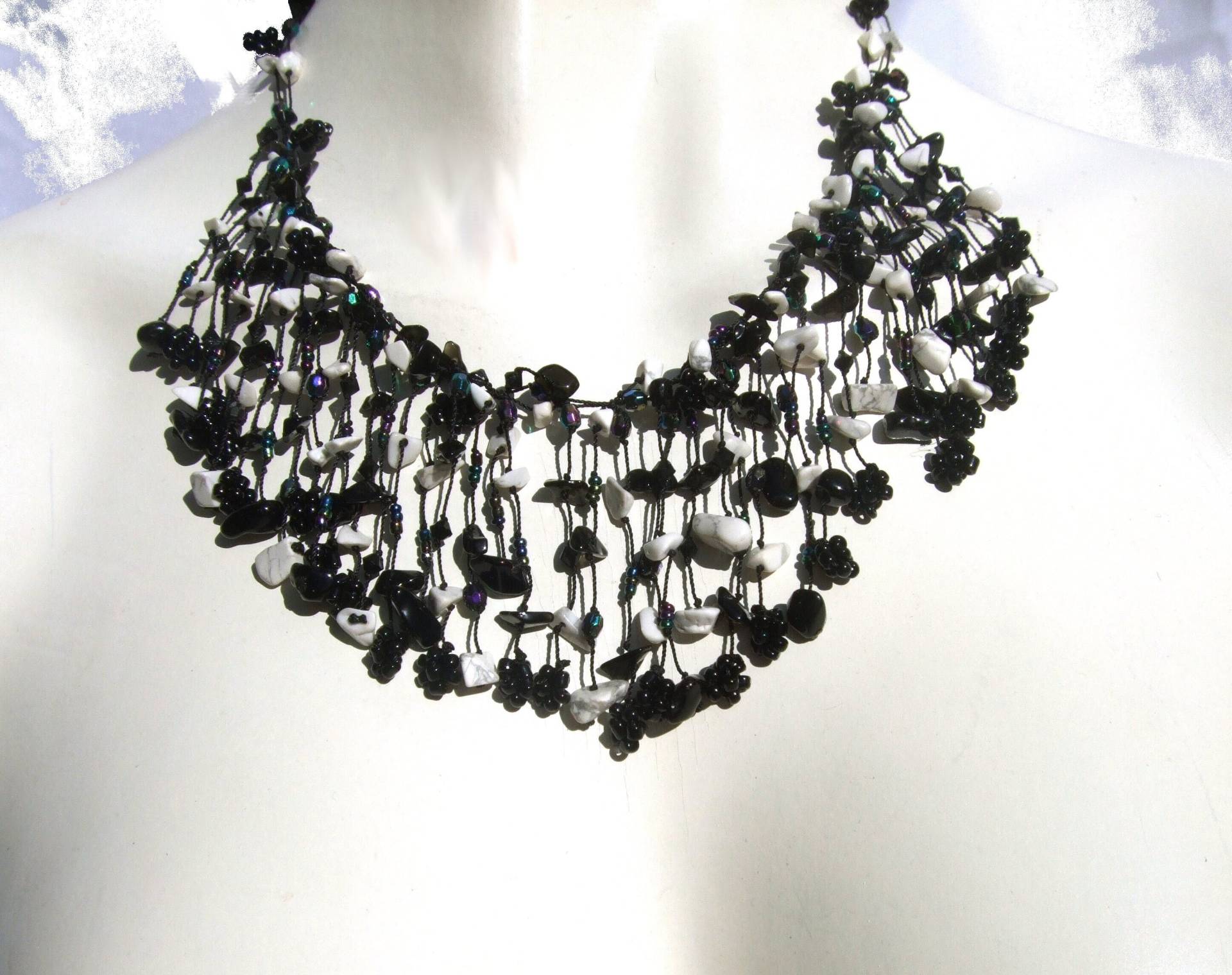 Collier 150x Onyx Howlith Blumen Schwarz Weiß Weite Kaskaden Mermaidcollection Collier 150x Onyx Howlith Blumen Schwarz Weiß Weite Kaskaden Mermaidcollection von Markasitschmuck