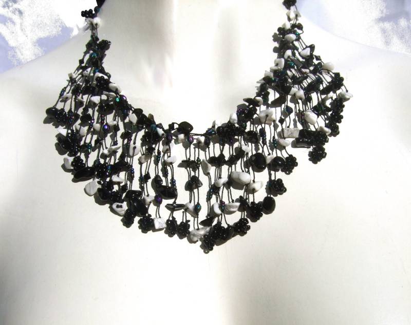 Collier 150x Onyx Howlith Blumen Schwarz Weiß Weite Kaskaden Mermaidcollection Collier 150x Onyx Howlith Blumen Schwarz Weiß Weite Kaskaden Mermaidcollection von Markasitschmuck