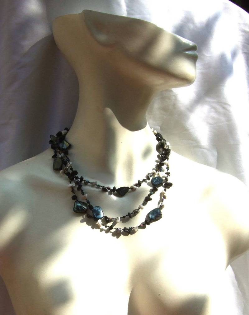 Kette Sehr Lang Onyx Howlith Perle Perlmutt Geknotet Hochvariabel Tragbar von Markasitschmuck