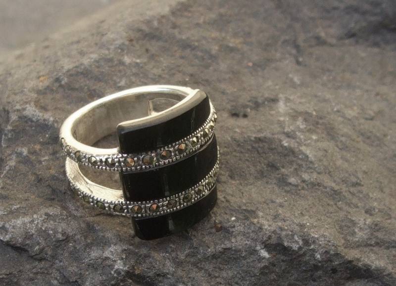 Ring 925 Silber 3x Schwarzer Onyx 34x Markasit Gebogener Schild Markasitschmuck Ring 925 Silber 3x Schwarzer Onyx 34x Markasit Gebogener Schild Markasitschmuck von Markasitschmuck