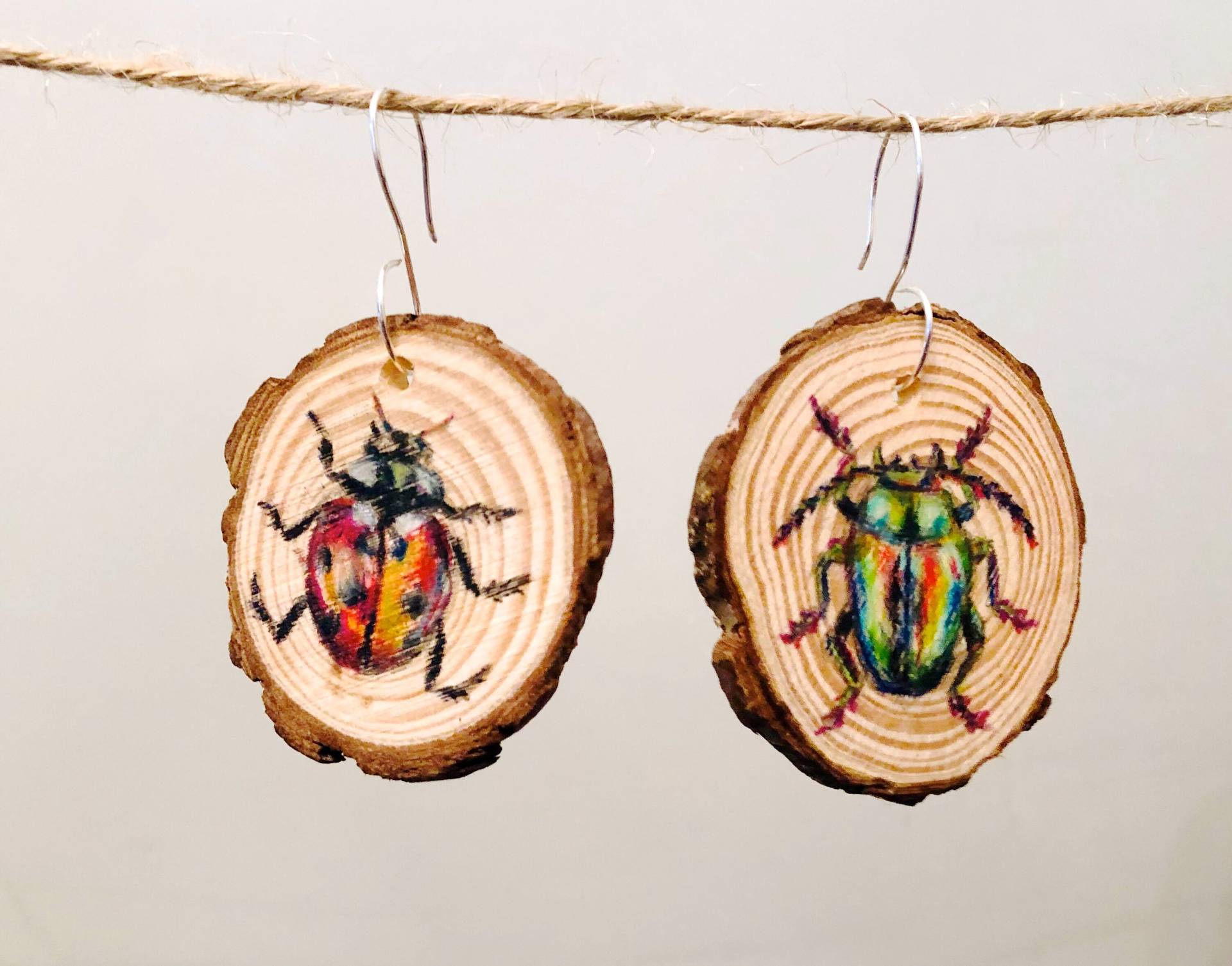 Handarbeit Einzigartige Ohrringe. Holz Schmuck/Farbige Bleistiftzeichnungen von MarkingsByMillie