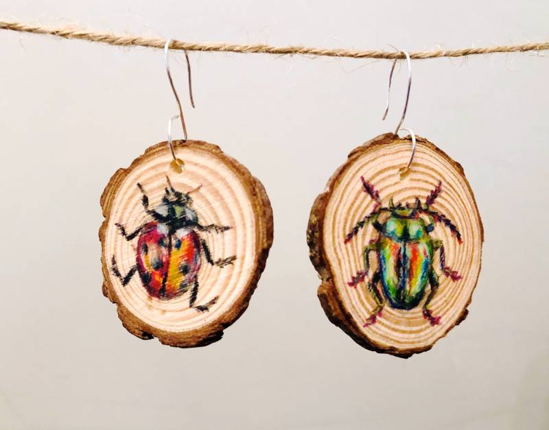 Handarbeit Einzigartige Ohrringe. Holz Schmuck/Farbige Bleistiftzeichnungen Handarbeit Einzigartige Ohrringe. Holz Schmuck/Farbige Bleistiftzeichnungen von MarkingsByMillie