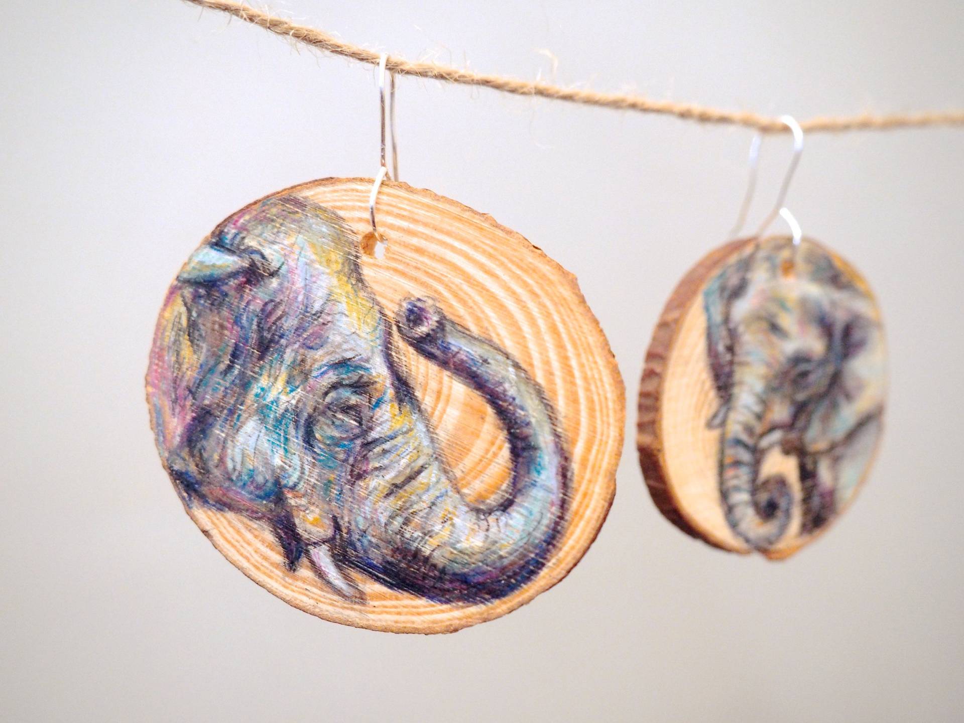 Handarbeit Einzigartige Ohrringe. Holz Schmuck/Farbige Bleistiftzeichnungen. Illustration Von Elefanten Tiere von MarkingsByMillie