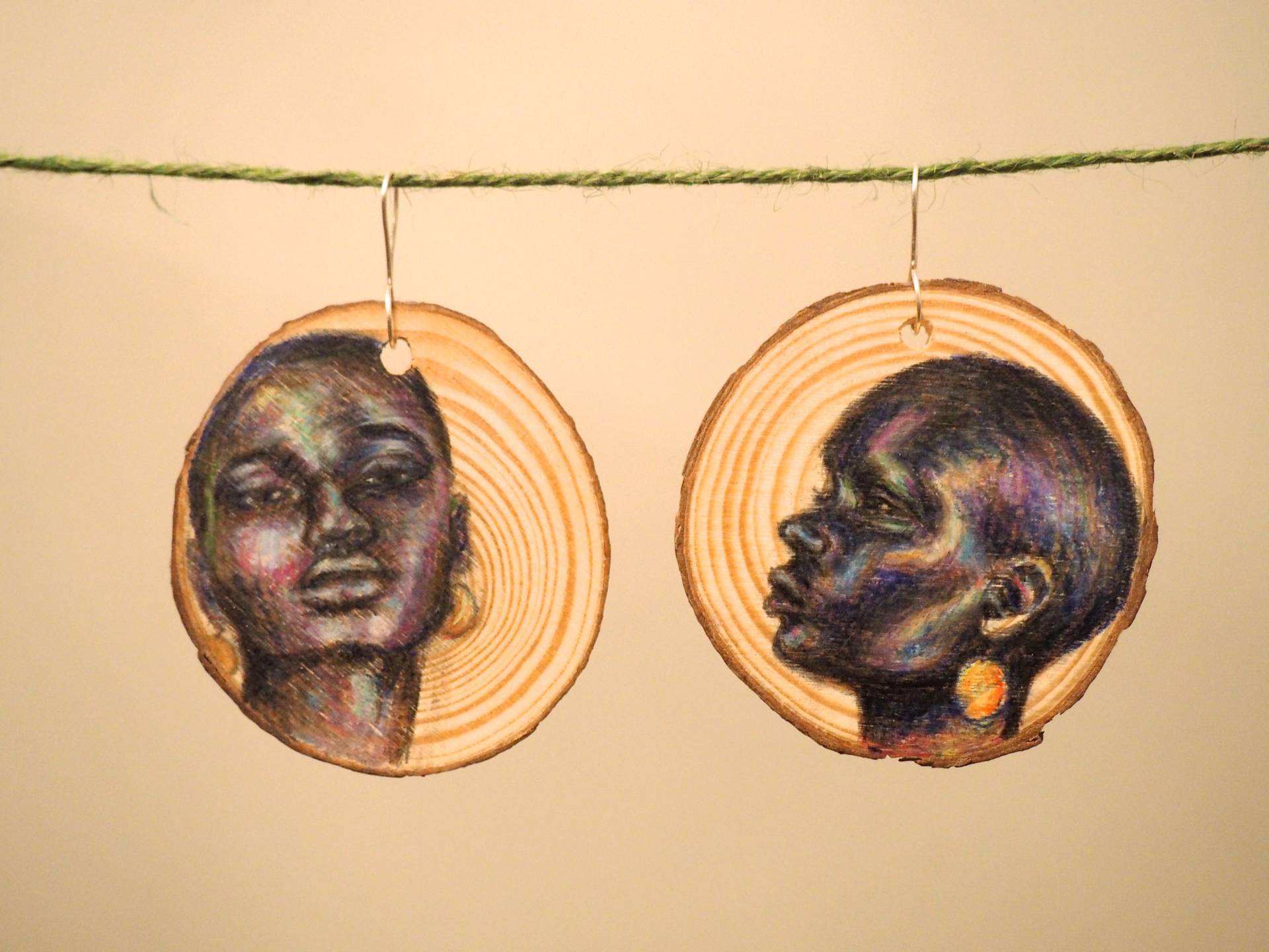 Handarbeit Einzigartige Ohrringe. Holz Schmuck/Farbige Bleistiftzeichnungen. Illustration Von Frauen von MarkingsByMillie