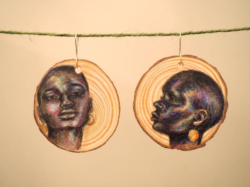 Handarbeit Einzigartige Ohrringe. Holz Schmuck/Farbige Bleistiftzeichnungen. Illustration Von Frauen von MarkingsByMillie