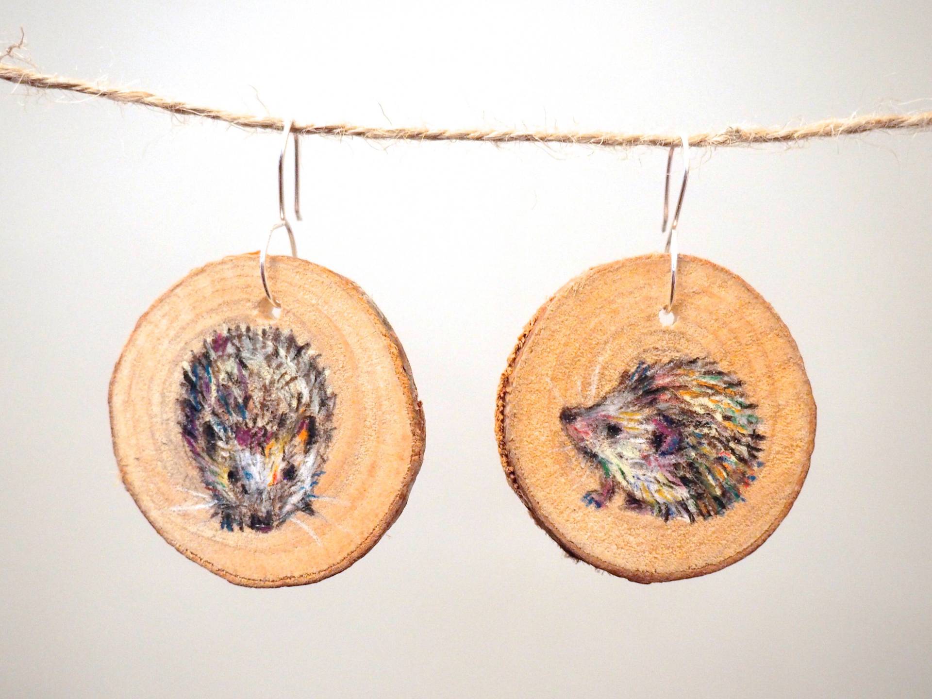 Handarbeit Einzigartige Ohrringe. Holz Schmuck/Farbige Bleistiftzeichnungen. Illustration Von Giraffen von MarkingsByMillie