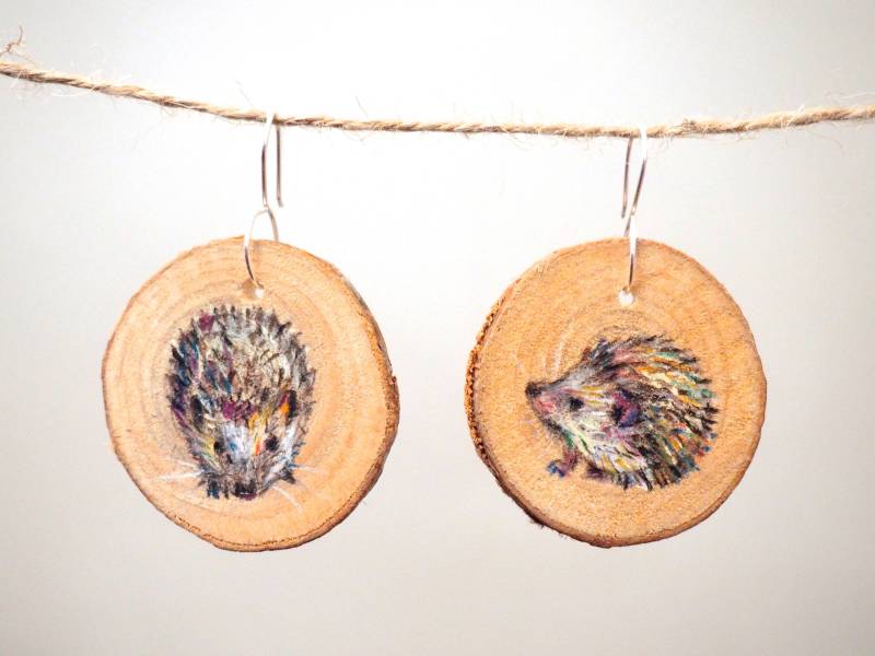 Handarbeit Einzigartige Ohrringe. Holz Schmuck/Farbige Bleistiftzeichnungen. Illustration Von Giraffen Handarbeit Einzigartige Ohrringe. Holz Schmuck/Farbige Bleistiftzeichnungen. Illustration Von Giraffen von MarkingsByMillie