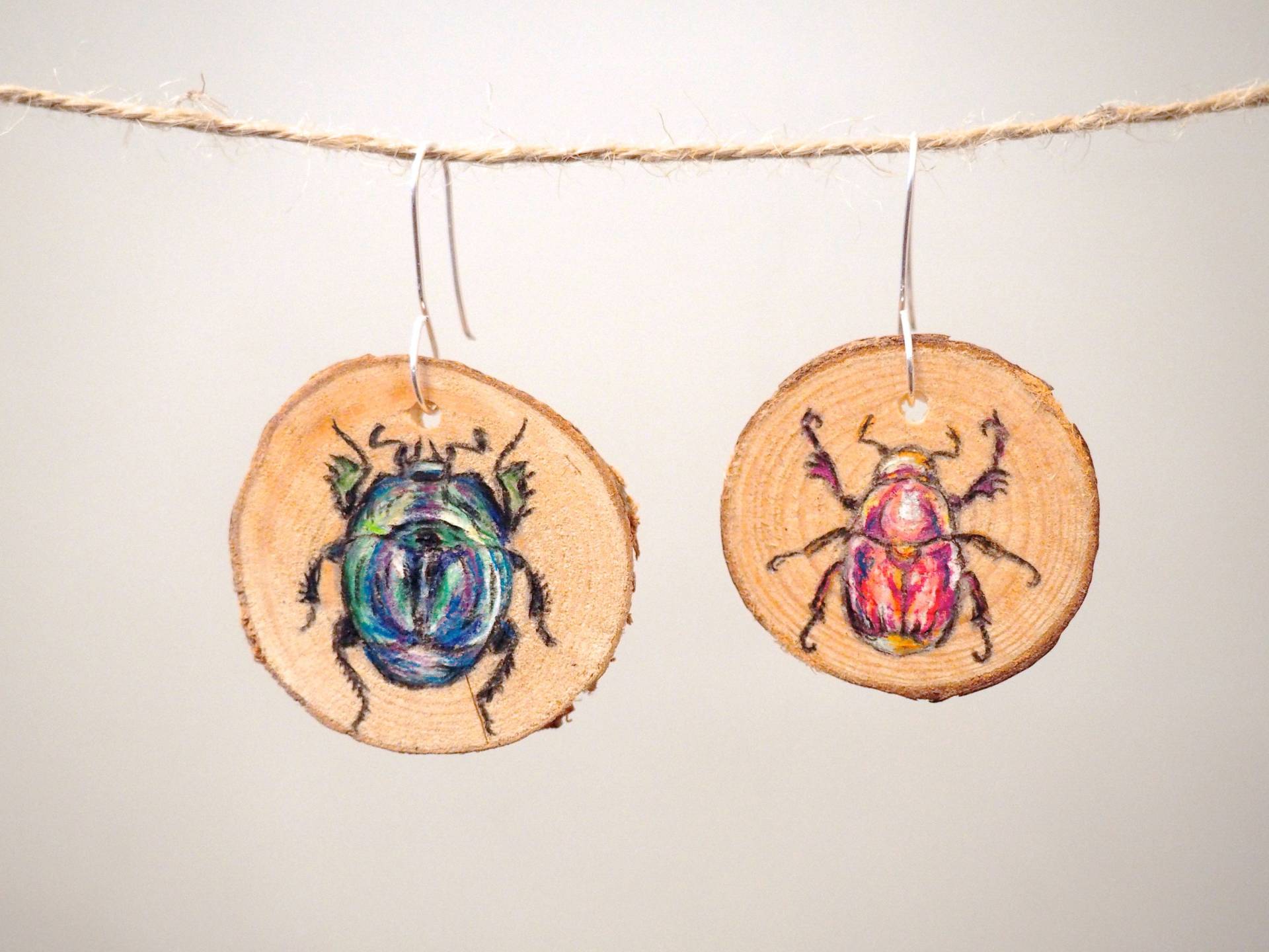 Handarbeit Einzigartige Ohrringe. Holz Schmuck/Farbige Bleistiftzeichnungen. Illustration Von Käfer Insekten von MarkingsByMillie