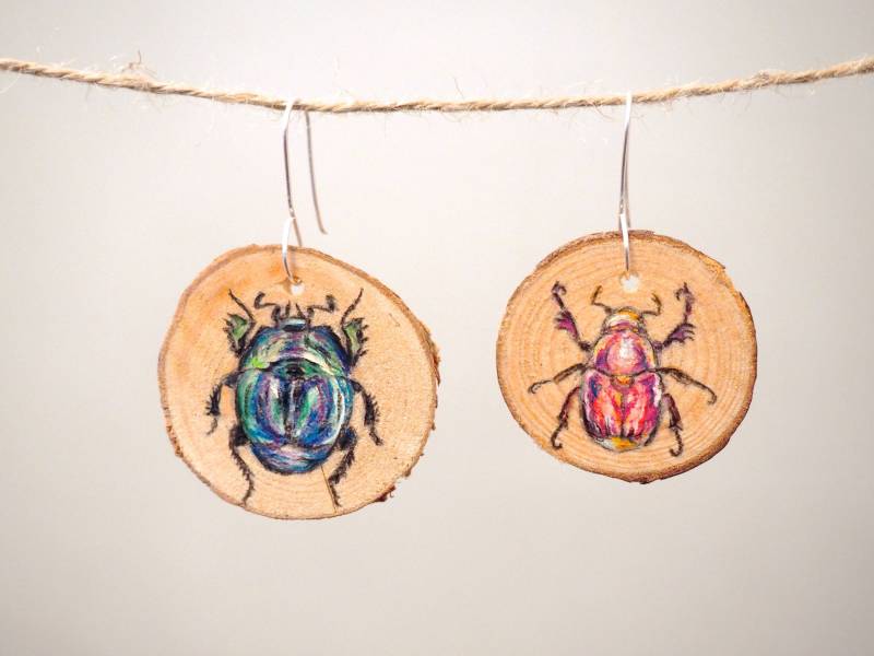 Handarbeit Einzigartige Ohrringe. Holz Schmuck/Farbige Bleistiftzeichnungen. Illustration Von Käfer Insekten Handarbeit Einzigartige Ohrringe. Holz Schmuck/Farbige Bleistiftzeichnungen. Illustration Von Käfer Insekten von MarkingsByMillie