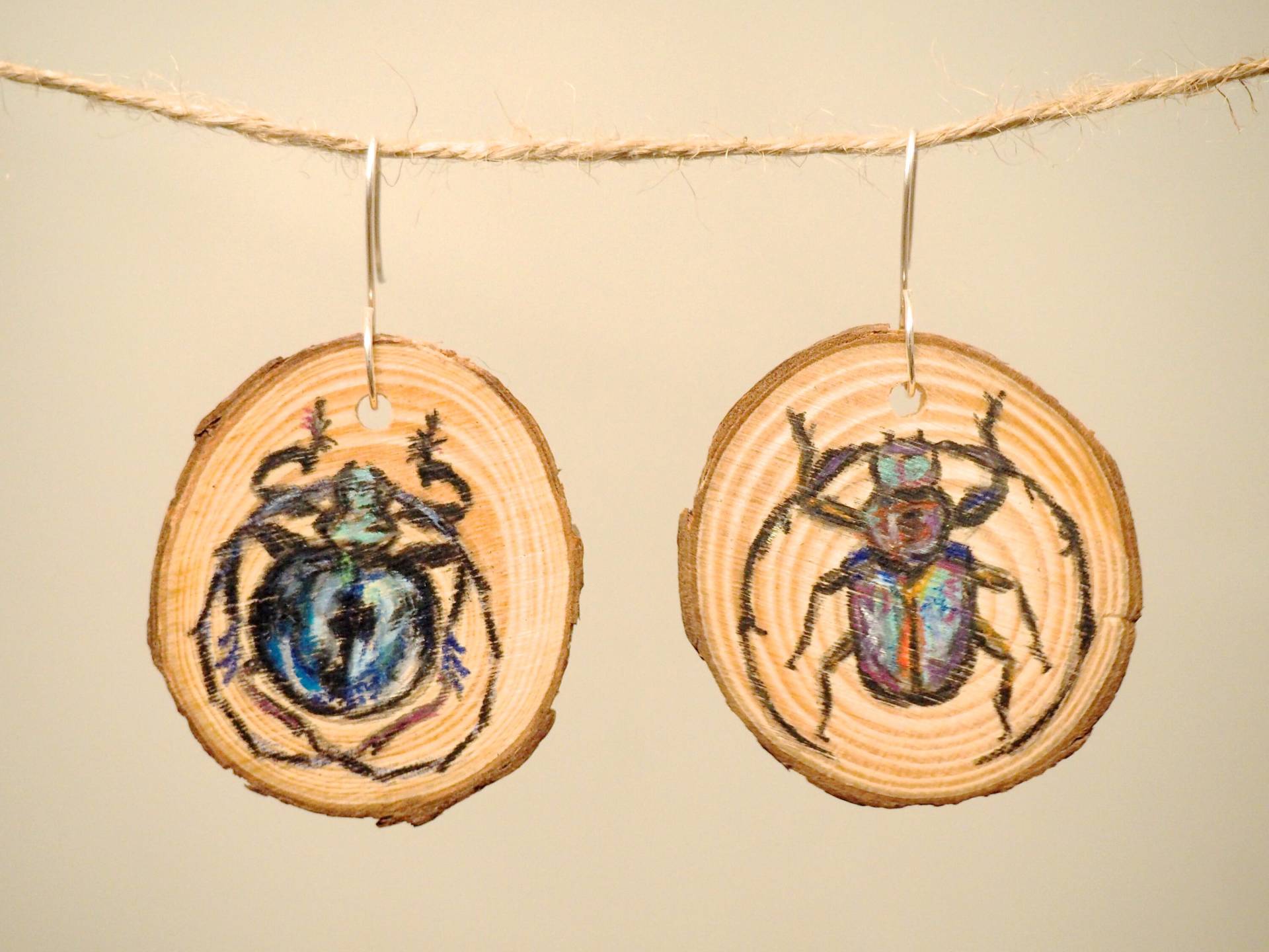 Handarbeit Einzigartige Ohrringe. Holz Schmuck/Farbige Bleistiftzeichnungen. Illustration Von Käfer Insekten von MarkingsByMillie