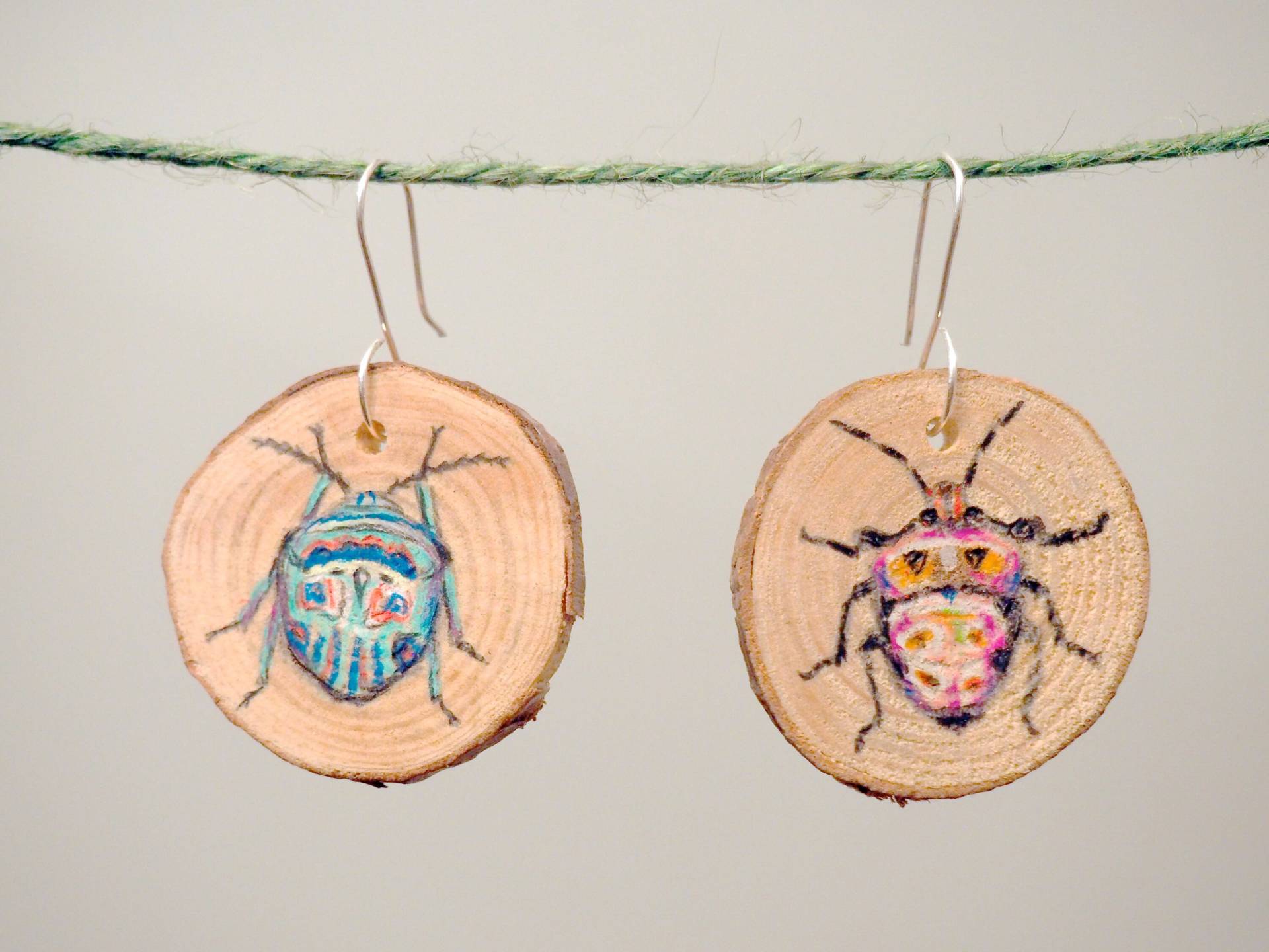 Handarbeit Einzigartige Ohrringe. Holz Schmuck/Farbige Bleistiftzeichnungen. Illustration Von Käfer Insekten von MarkingsByMillie