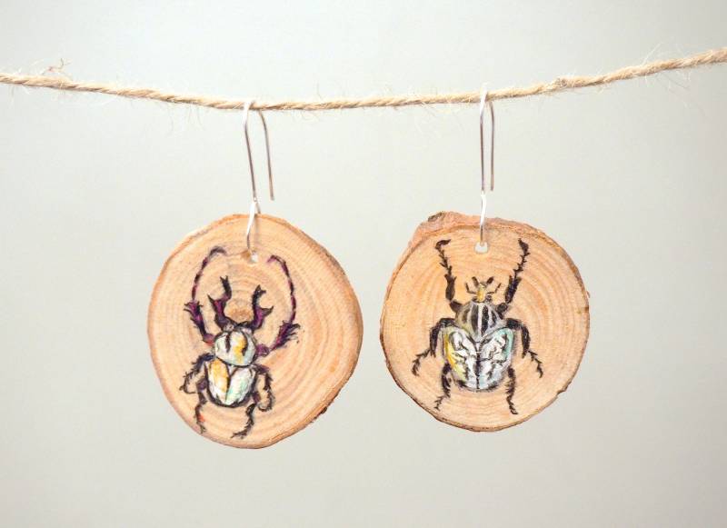 Handarbeit Einzigartige Ohrringe. Holz Schmuck/Farbige Bleistiftzeichnungen. Illustration Von Käfer Insekten von MarkingsByMillie