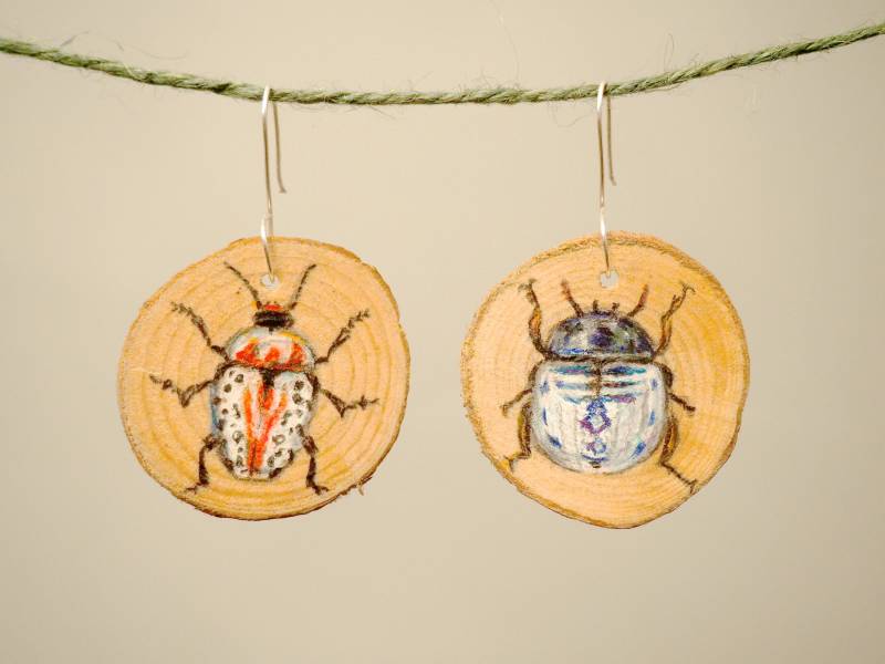 Handarbeit Einzigartige Ohrringe. Holz Schmuck/Farbige Bleistiftzeichnungen. Illustration Von Käfer Insekten von MarkingsByMillie
