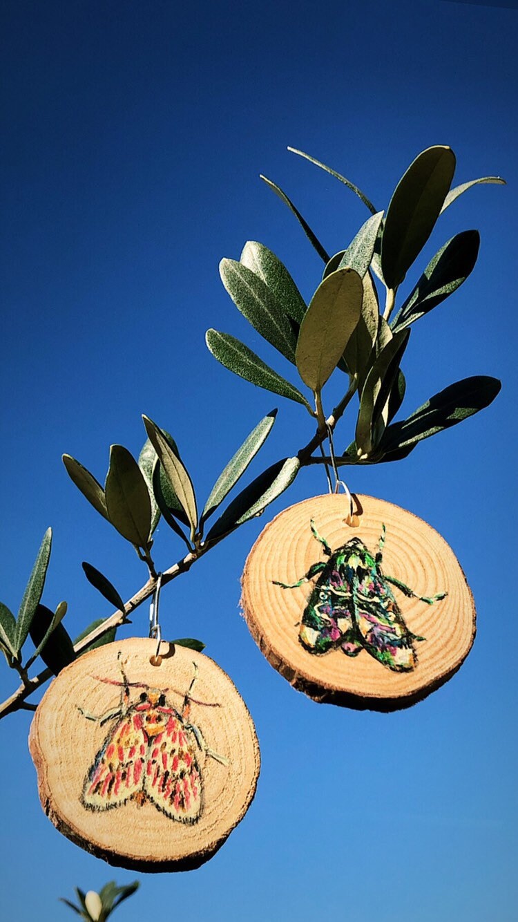 Handarbeit Einzigartige Ohrringe. Holz Schmuck/Farbige Bleistiftzeichnungen. Illustration Von Motten Insekten von MarkingsByMillie