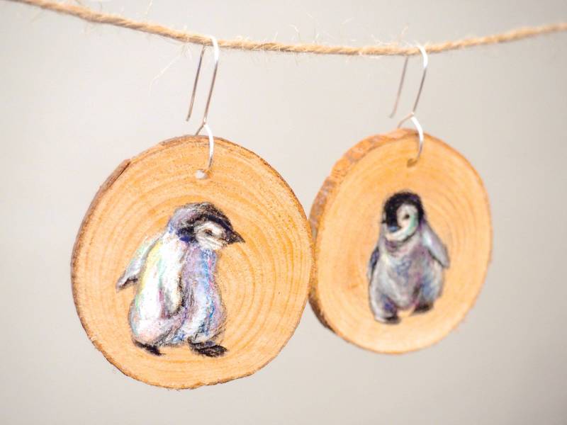 Handarbeit Einzigartige Ohrringe. Holz Schmuck/Farbige Bleistiftzeichnungen. Illustration Von Pinguinen Handarbeit Einzigartige Ohrringe. Holz Schmuck/Farbige Bleistiftzeichnungen. Illustration Von Pinguinen von MarkingsByMillie