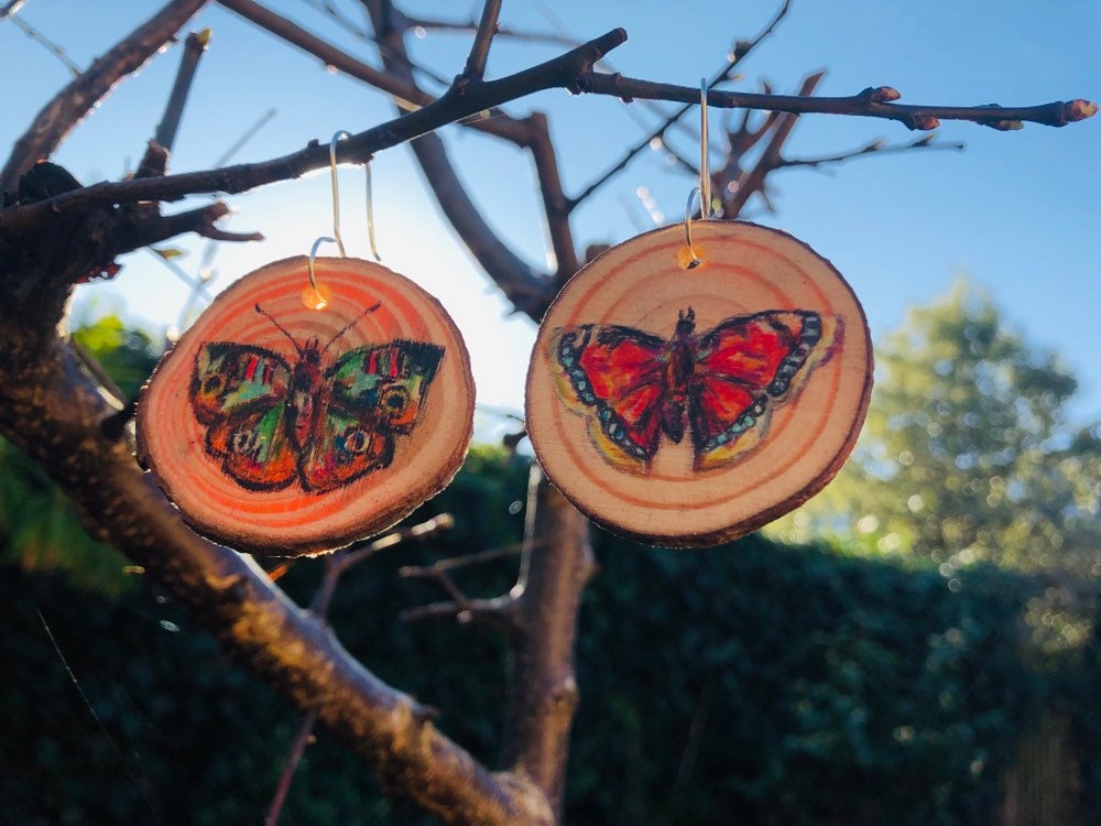Handarbeit Einzigartige Ohrringe. Holz Schmuck/Farbige Bleistiftzeichnungen. Illustration Von Schmetterlingen von MarkingsByMillie