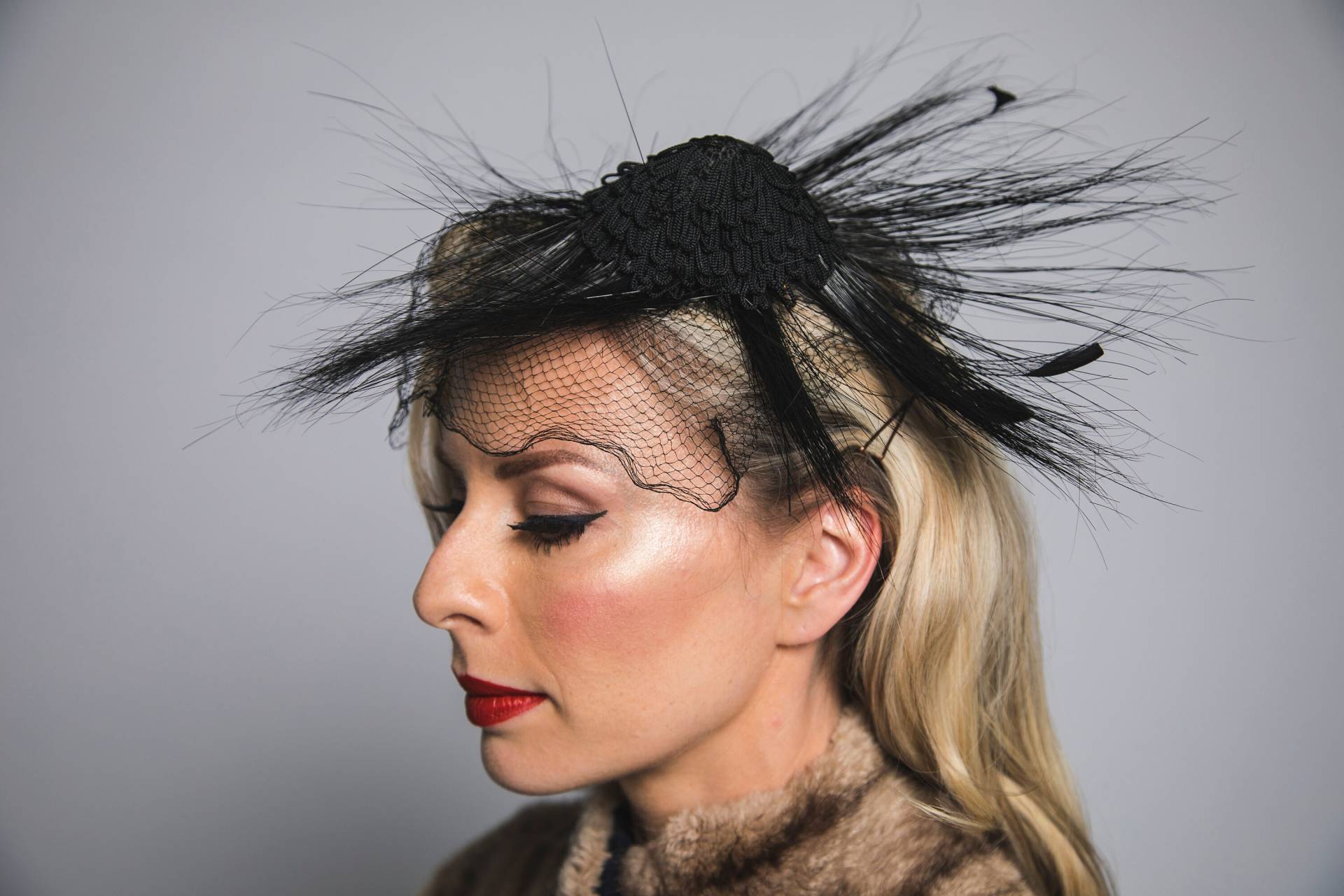 1950Er Jahre Super Einzigartige Schwarze Fascinator Oder Mini-Neigehut Mit Pferd Haarfedern Und Netting von MarlaStore