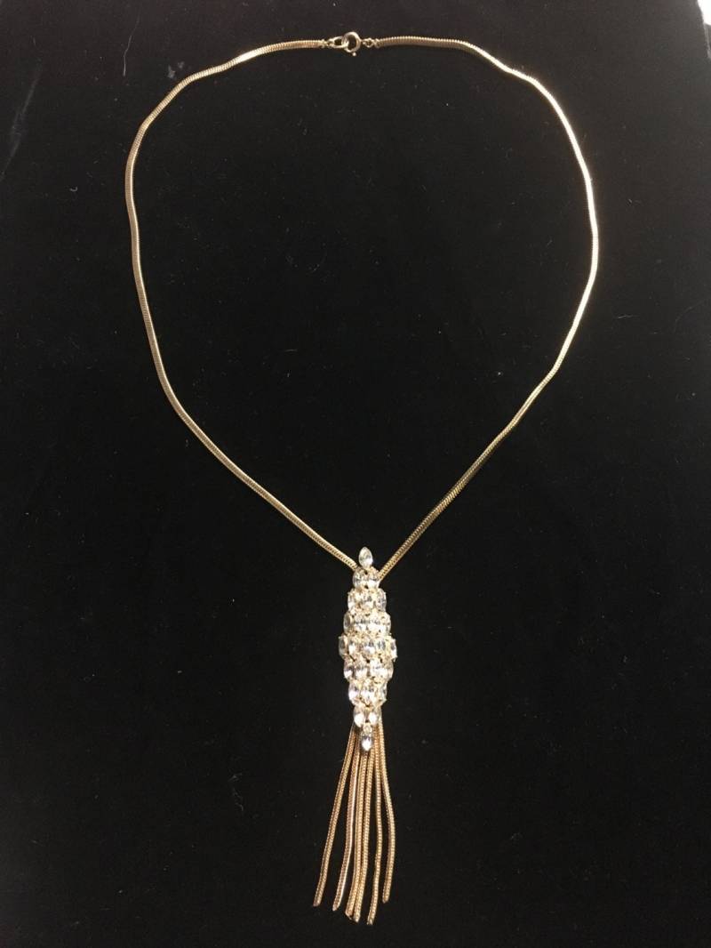 Atemberaubende Goldene Halskette Mit Weißen Strass Signiert Hobe Atemberaubende Goldene Halskette Mit Weißen Strass Signiert Hobe von MarlaStore