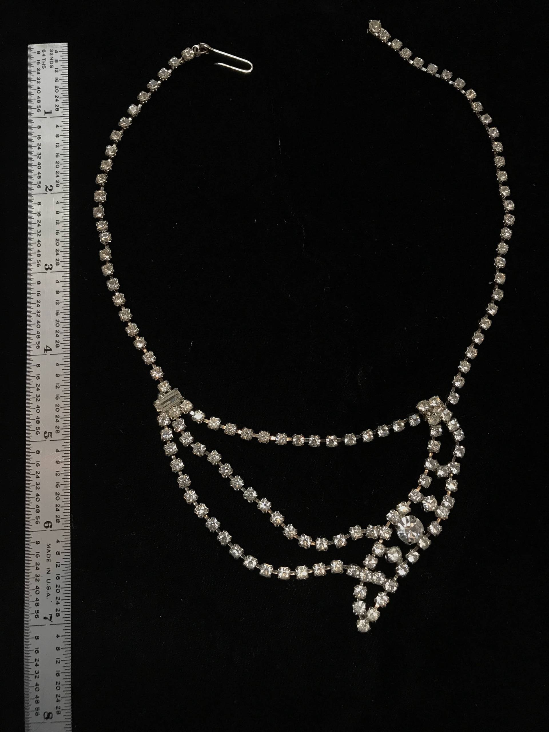 Atemberaubende Weiße Strass Halskette Art Deco Atemberaubende Weiße Strass Halskette Art Deco von MarlaStore