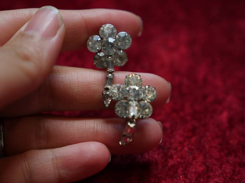 Einzigartiges Blumendwinkel Rhinestone Ohrringe von MarlaStore