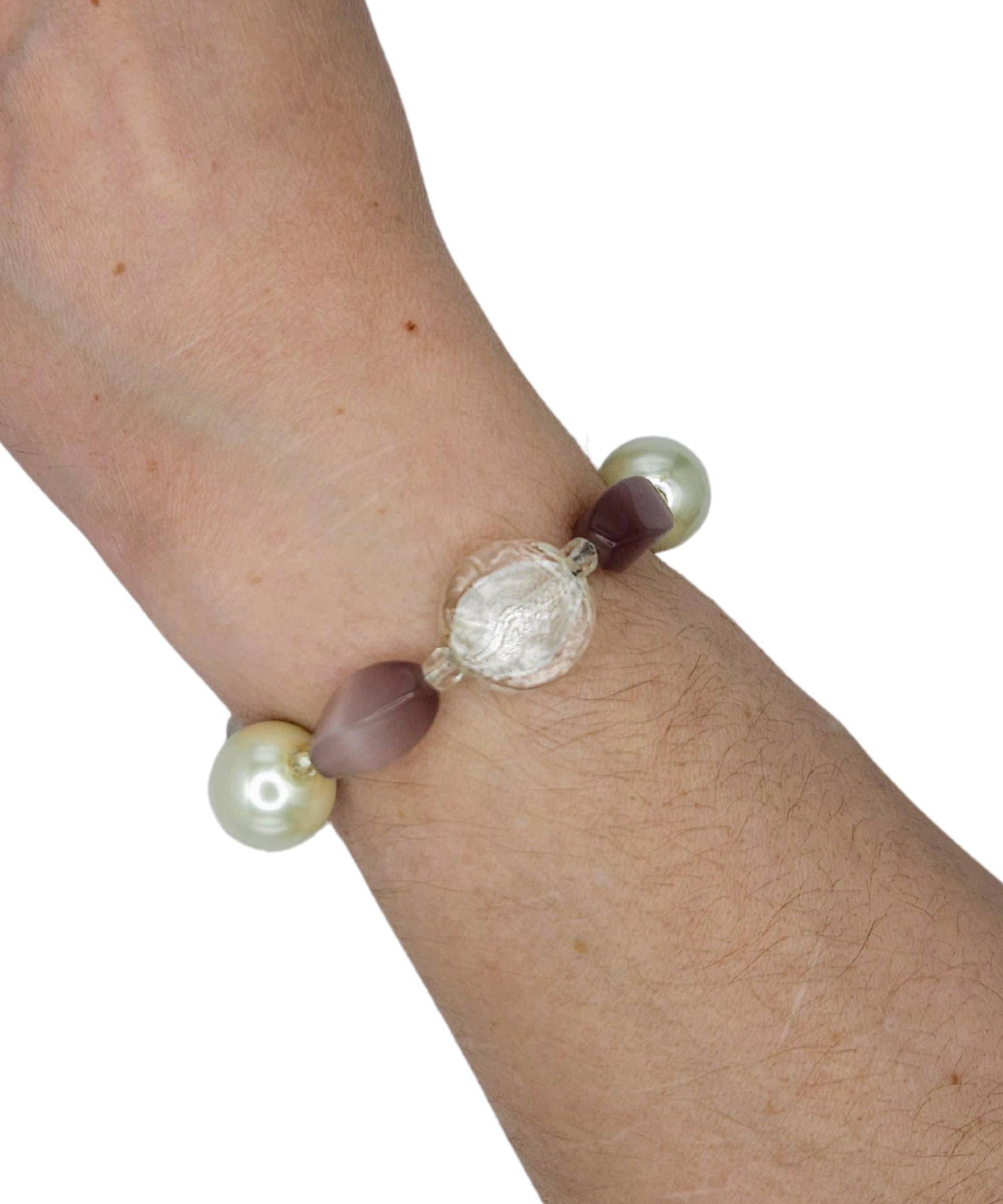 Handgefertigtes Glasperlenarmband Silberfolienscheiben & Amethystakzente Handgefertigtes Glasperlenarmband Silberfolienscheiben & Amethystakzente von MarletteLLC