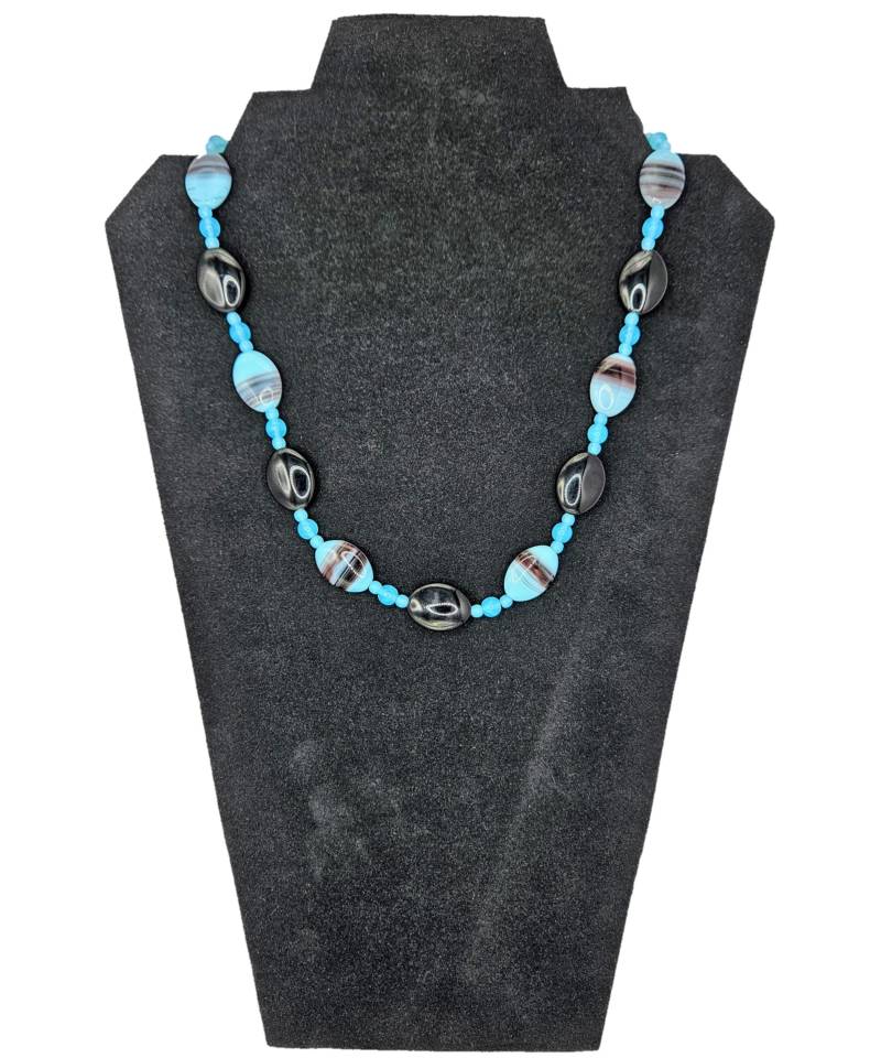 Handgemachte Perlenkette Opal Aqua, Lila Wirbel, Tiefschwarz Handgemachte Perlenkette Opal Aqua, Lila Wirbel, Tiefschwarz von MarletteLLC