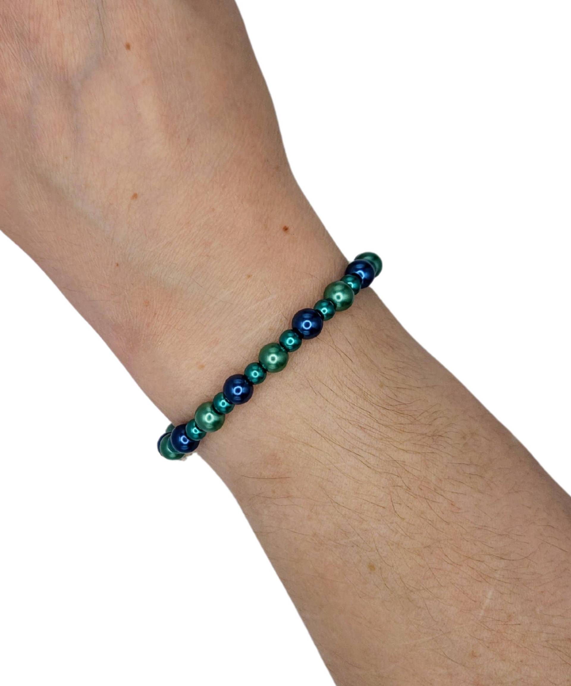 Handgemachtes Perlenarmband in Petrol & Navy Mit Perlen-Finish Und Knebelverschluss Aus Silber Handgemachtes Perlenarmband in Petrol & Navy Mit Perlen-Finish Und Knebelverschluss Aus Silber von MarletteLLC