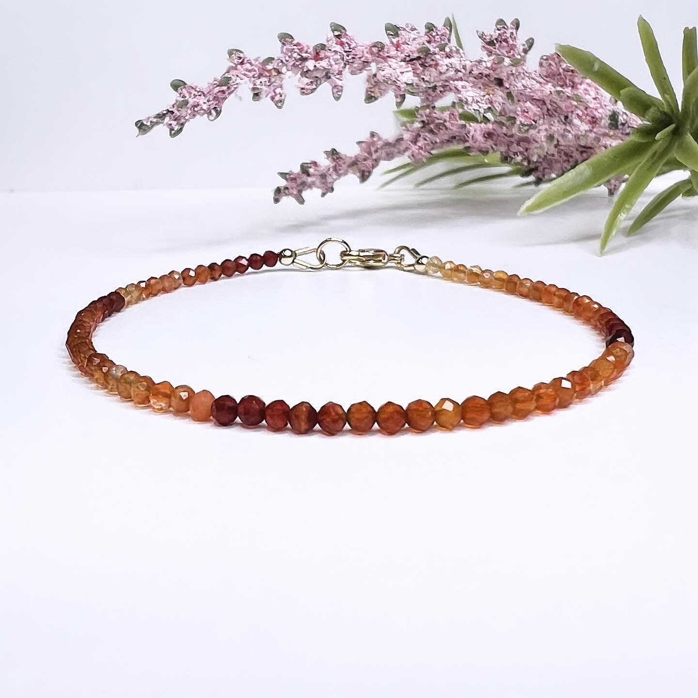 Zierliches Karneol Armband, Kristall Perlen 2mm Ombre Edelstein Juli Birthstone Rotes Fußkettchen von MarleyGraceJewelry