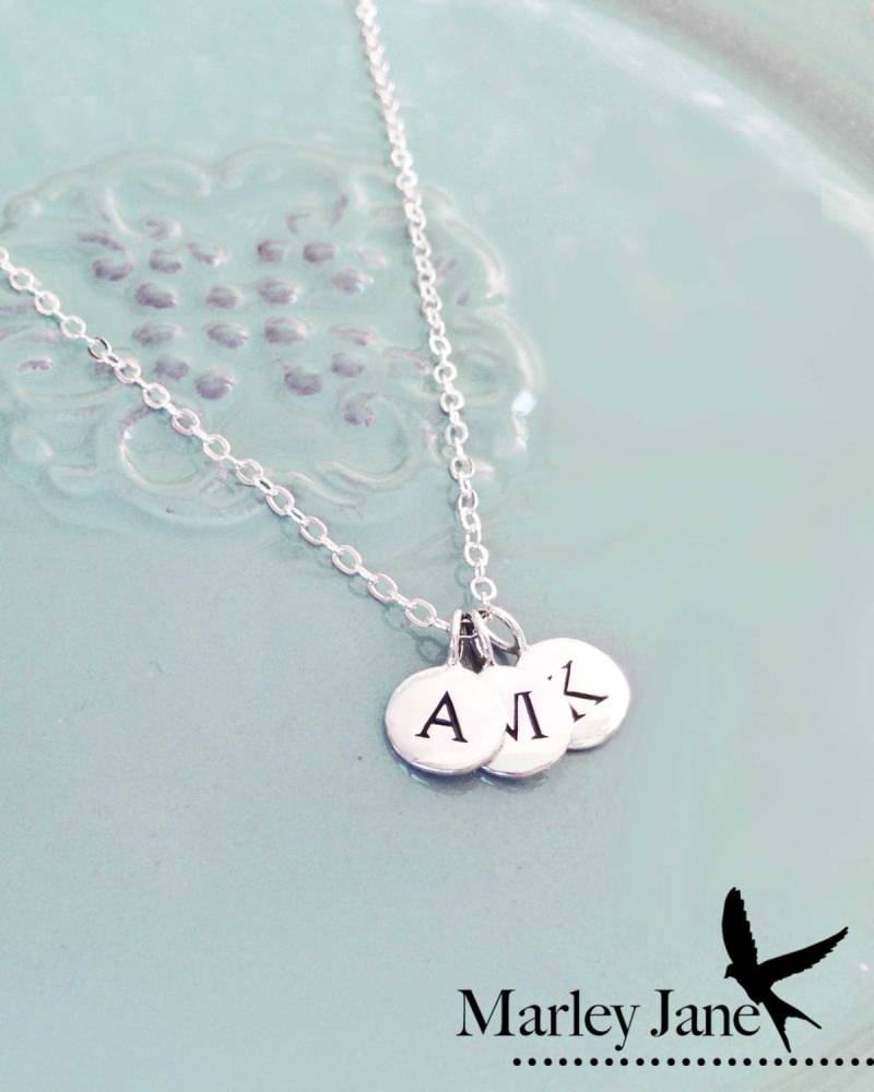Winziger Sterlingsilber Oder Gold Benutzerdefinierte Initialen Halskette - 3 Kleine Stücke Von Ihnen Und Silber Initialen, Kinder, Ehemann von MarleyJaneDotCom