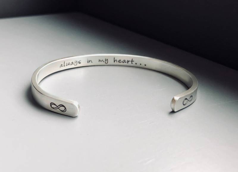 sterling Silber Manschette Armband - Geheime Nachricht Benutzerdefinierte Matt Personalisierte Mutter Kinder Kind Baby Frau von MarleyJaneDotCom