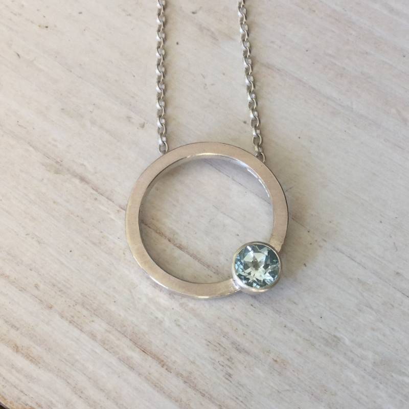 Circle Topas Anhänger, Topaz Halskette, Sterling Silber Kreis Halskette Silver Mit Topas, Sky Blue Modern von MarliesWhite