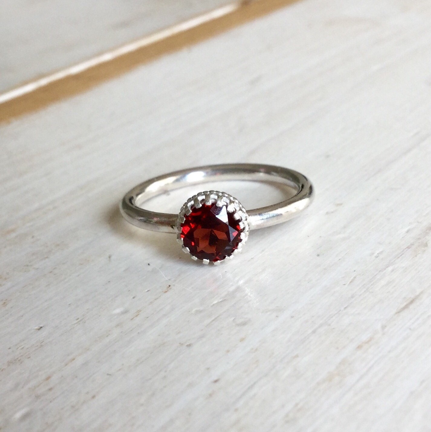 Granat Stacker Ring, Sterling Silber Und Stein Stapelbar Einzelring Mit Poliertem Band, Sollitaire Ring Granat, Roter Edelstein von MarliesWhite