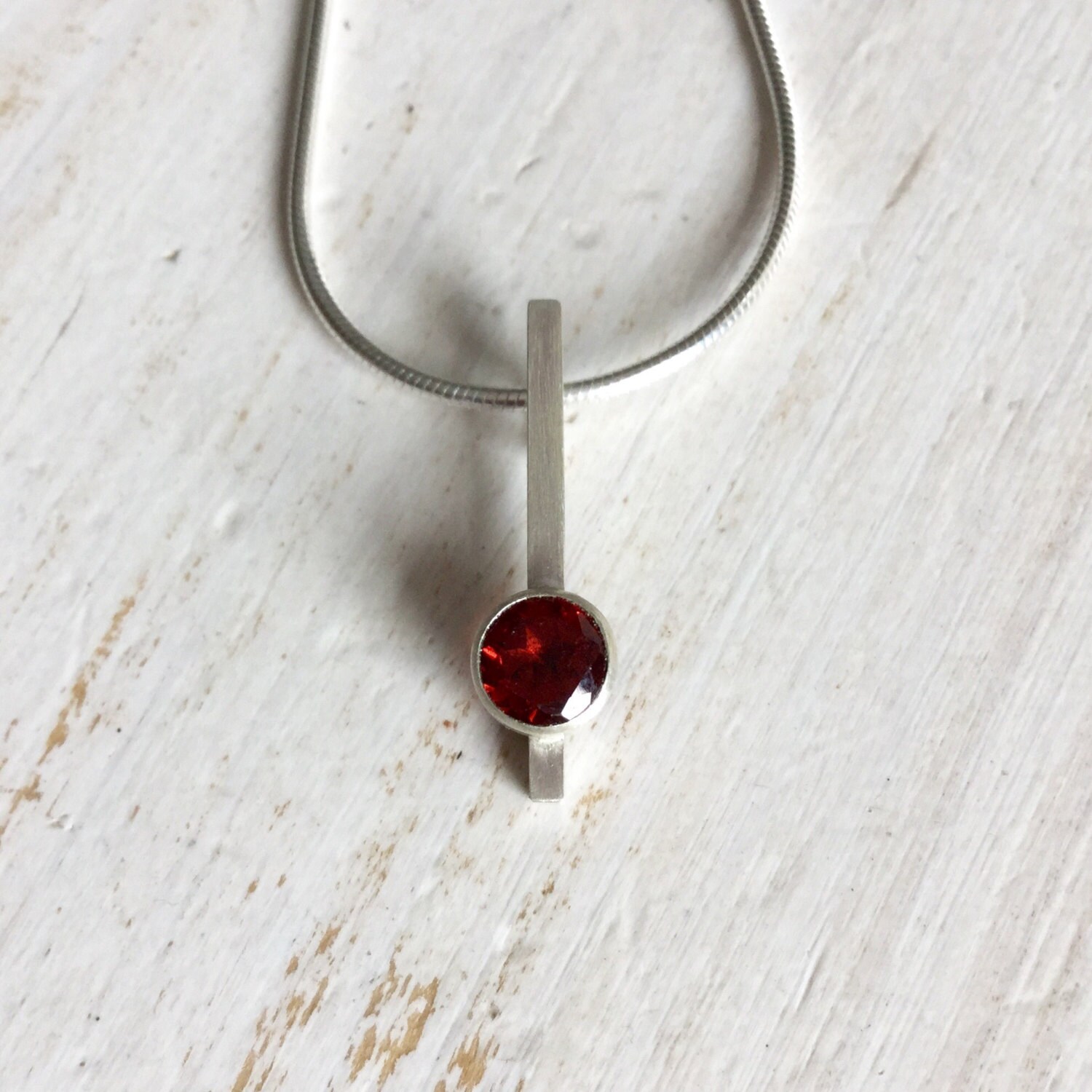 Granat Und Silber Anhänger, Sterling Roten Säumen Lineare Einzelne Stein Halskette, Rote Steinanhänger von MarliesWhite