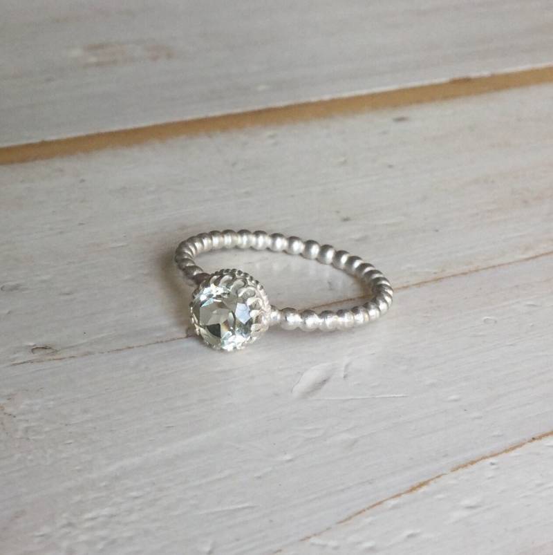 Grüne Amethyst Ring, Grüne Stacker Einzelner Stein Stapelbar Ring Mit Perlen Band, Sterling Silber von MarliesWhite
