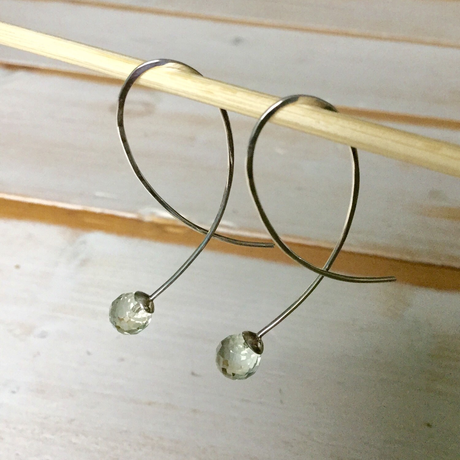 Grüne Amethyst Tropfen Ohrringe, Sterlingsilber Drop Ohrringe Mit Grünen Facettierte Perle, Alternative Creolen, Grüne Quarz von MarliesWhite