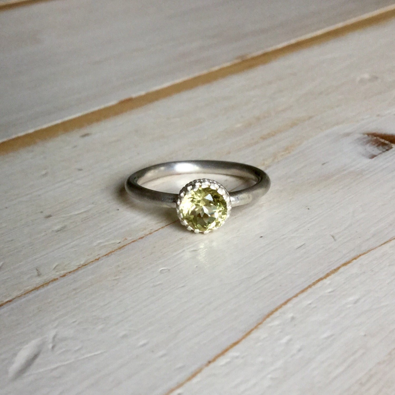 Lemon Quarz Stacker Ring Mit Perlen Band, Sterling Silber Sollitaire Quarz, Gelben Edelstein, Stapler von MarliesWhite