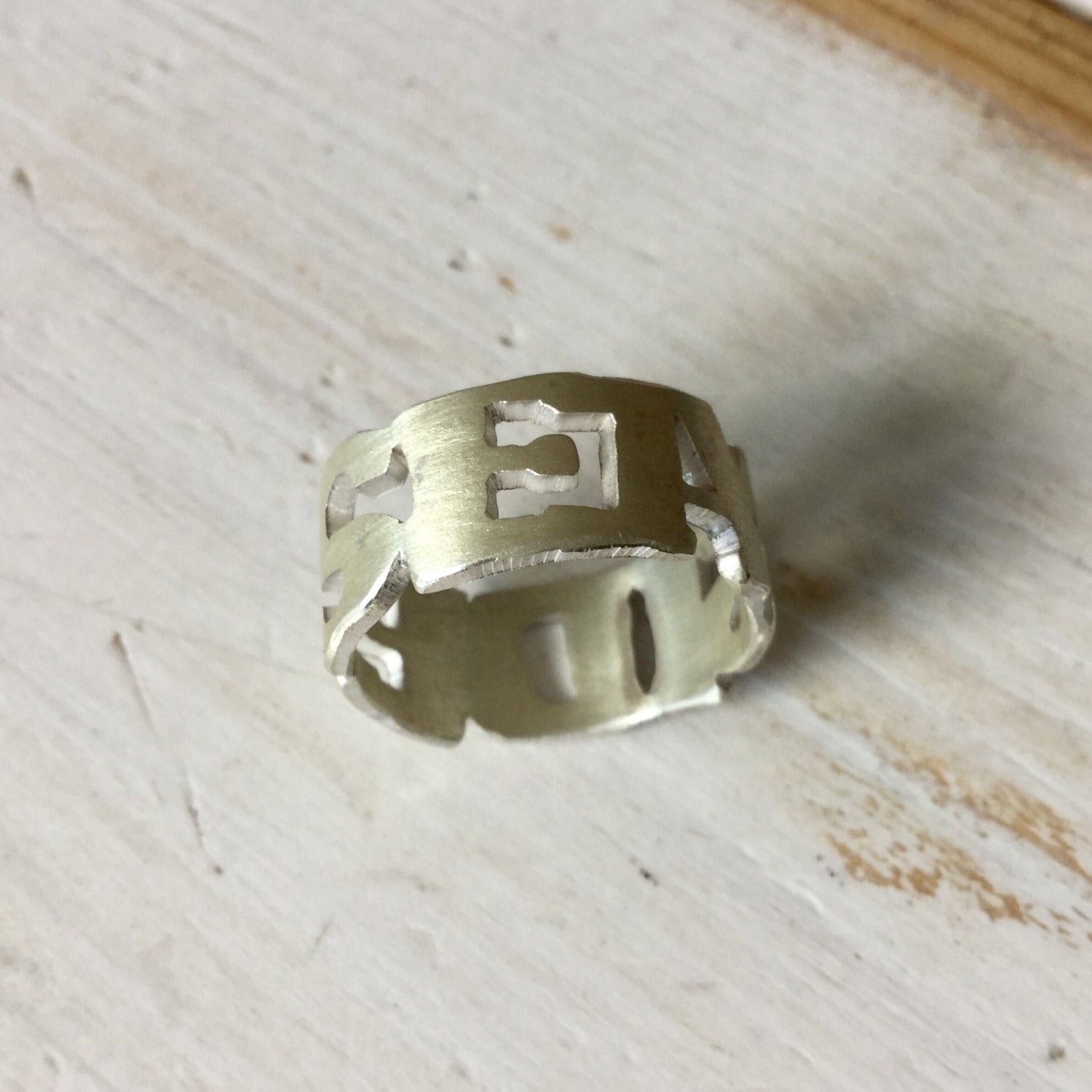 Maßgeschneiderte Silber Wort Ring, Alternative Hochzeit Band, Mens Ehering, Seaside Sterling Text Nennen Ring von MarliesWhite